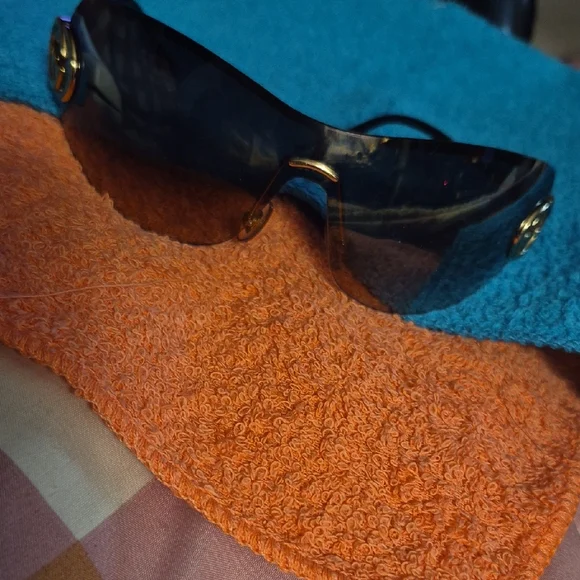 Gucci Black and Gold Sunglasses ! Free Case + Cloth - Picture 1 of 14